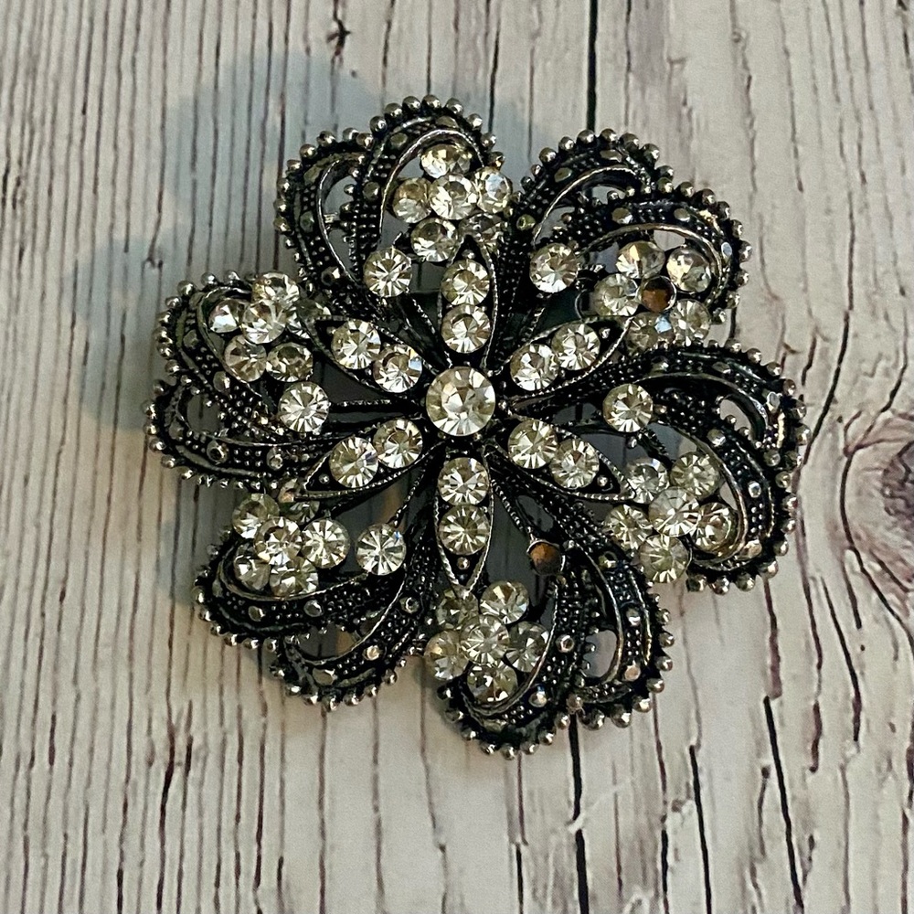 Elegant Silver and Black Floral Brooch 🐝